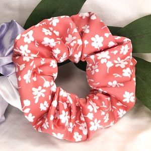 Ditsy Daisy scrunchie